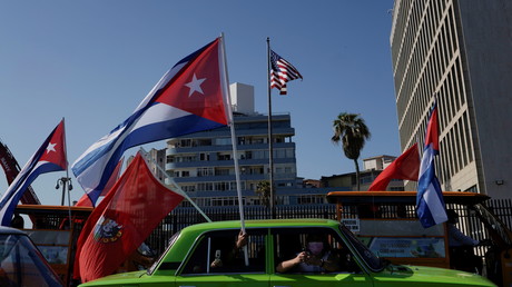 Cortège de protestation devant l'ambassade des Etats-Unis contre l'embargo commercial, à La Havane, Cuba, le 28 mars 2021.