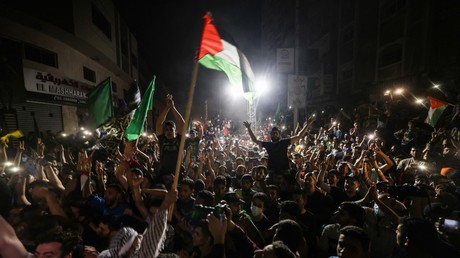 Des Palestiniens manifestent leur joie à l'annonce du cessez-le-feu, à Gaza, le 21 mai 2021.