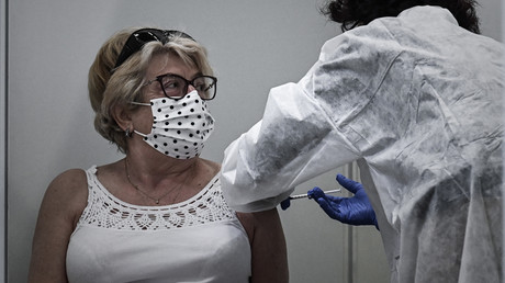 Une femme se fait vacciner contre le Covid-19 à Bordeaux, le 8 avril 2021 (image d'illustration)