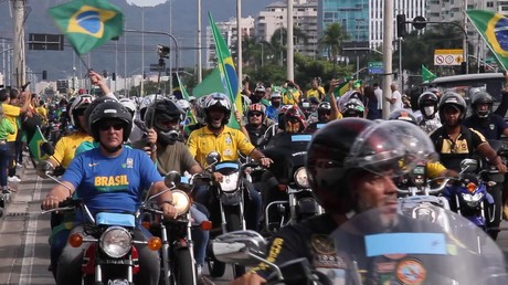 Brésil : des milliers de motos défilent à Rio de Janeiro avec le président Jair Bolsonaro à la tête