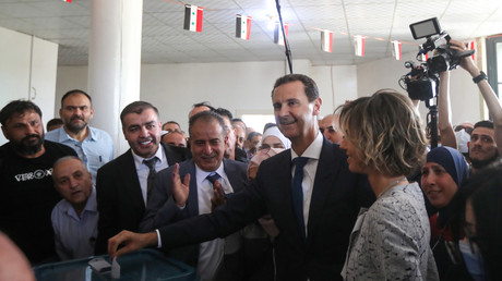 Le président syrien Bashar el-Assad et son épouse Asma ont voté à Douma, près de Damas, le 26 mai 2021.