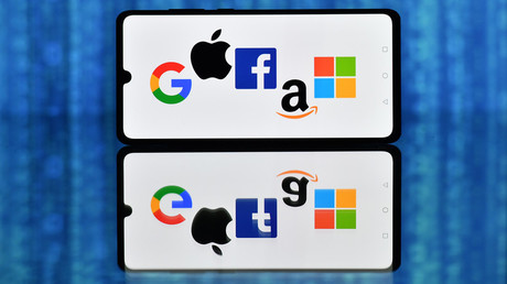 Les logos de Google, Amazon, Facebook, Apple et Microsoft sur un écran de smartphone, le 17 décembre 2020 (image d'illustration).