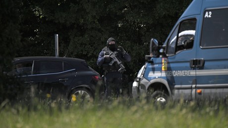 Gendarmes du GIGN et policiers nationaux sont déployés à la Chapelle-sur-Erdre (Loire-Atlantique) pour repérer le suspect armé en fuite.