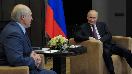 Le président russe Vladimir Poutine (d.) invitait son homologue biélorusse Alexandre Loukachenko (g.) à Sotchi ce 28 mai 2021.