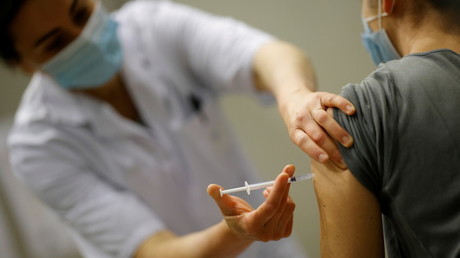 Un soignant administre une dose de vaccin (image d'illustration).
