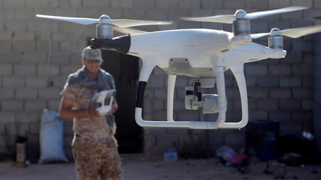 Un combattant des forces libyennes utilise un drone à Syrte, en Libye, le 26 juillet 2016 (illustration).