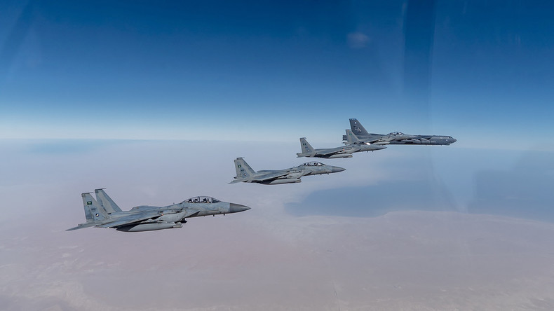 Un bombardier B-52 américain survole Paris dans le cadre d'un exercice de l'OTAN