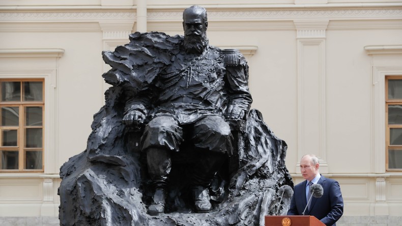 Vladimir Poutine participe à l’inauguration d'une sculpture du tsar Alexandre III (VIDEO)