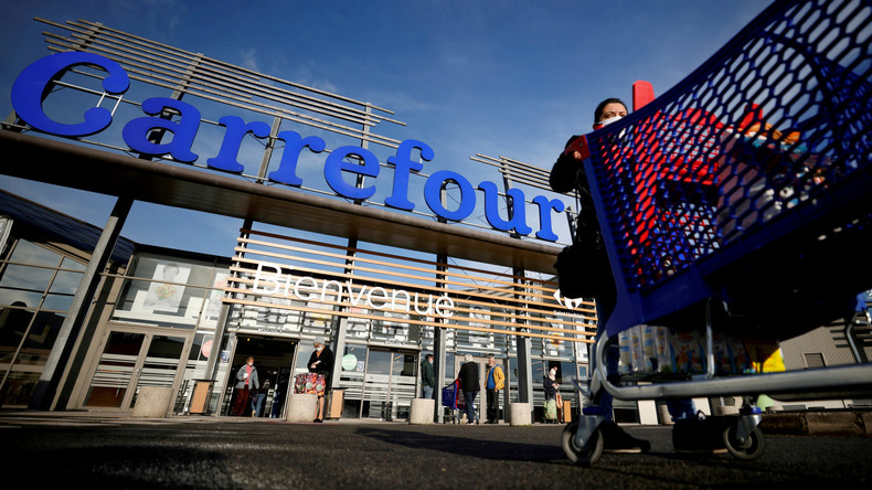 «Sale noire» : Carrefour porte plainte après des insultes racistes contre une caissière