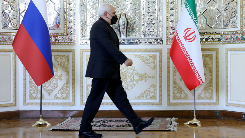 «Des fake news, des âneries» : Poutine dément les rumeurs de livraison d'un satellite russe à l'Iran