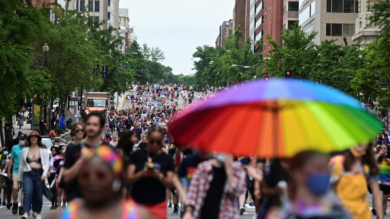 «A bas l'ordre hétéro» : la «Marche des fiertés» réunit des milliers de personnes à Lyon et ailleurs