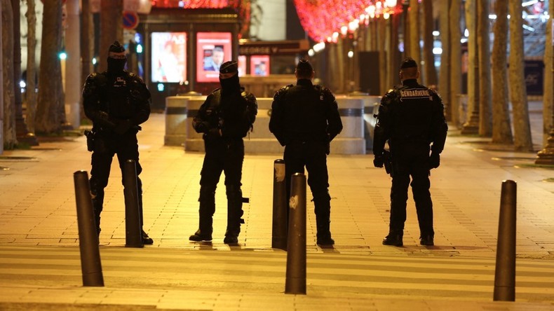 Policier tué sur les Champs-Elysées : 18 ans de prison requis contre le principal accusé