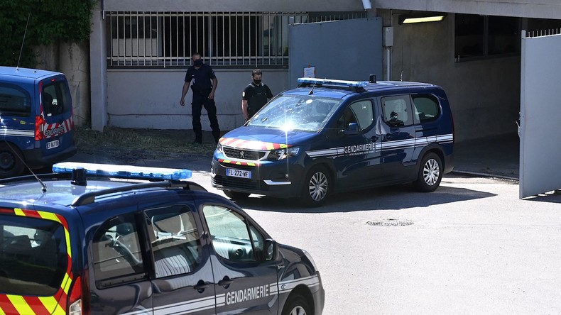 Puy-de-Dôme : des manifestants venus soutenir un sans-papier évacués d'une sous-préfecture