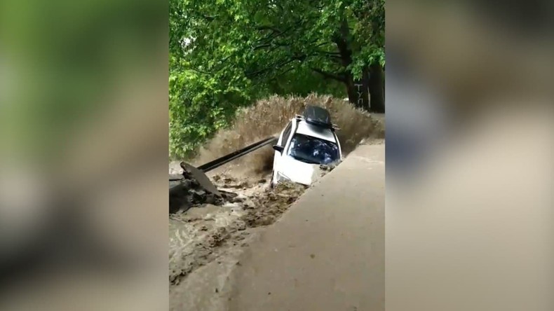 Inondations en Crimée après de fortes pluie, la flotte de la mer Noire appelée en renfort (VIDEOS)