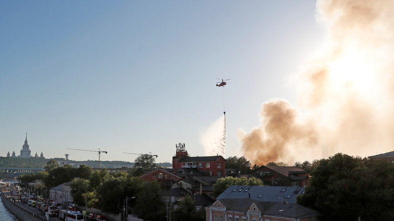 Moscou: des pompiers et des hélicoptères mobilisés pour contenir un incendie dans le centre (VIDEOS)