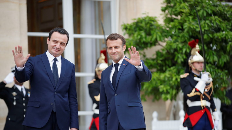 Macron ouvre la porte à une adhésion du Kosovo à l'UE, vives critiques à droite