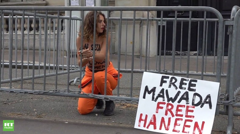 Des Femen se menottent devant l’ambassade d’Egypte à Paris