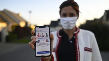 Une femme montre l'application TousAntiCovid sur un smartphone à Rennes, le 22 octobre 2020 (image d'illustration)