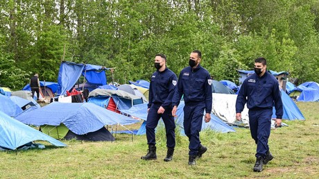 Calais : plusieurs centaines de migrants affrontent les forces de l'ordre