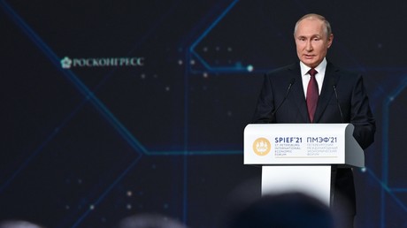 Le président russe Vladimir Poutine s'exprime lors de la séance plénière du Forum économique international de Saint-Pétersbourg, le 4 juin 2021,
