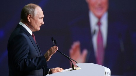 Le président russe Vladimir Poutine prend la parole lors de la séance plénière du Forum économique de Saint-Pétersbourg ce 4 juin.