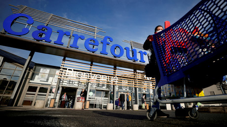 Une cliente devant un hypermarché Carrefour à Saint-Herblain près de Nantes, le 15 janvier 2021 (image d'illustration).