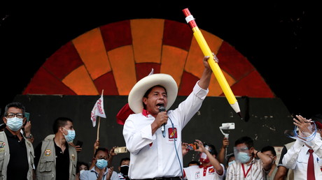 Le candidat à la présidentielle du Pérou Pedro Castillo du parti Peru Libre s'adresse à ses partisans lors d'un rassemblement le 28 avril 2021, à Lima, (Pérou).