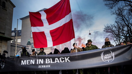 Des membres du groupe Men in Black manifestent contre les restrictions liées au Covid-19, à Copenhague, au Danemark, le 10 avril 2021 (image d'illustration).