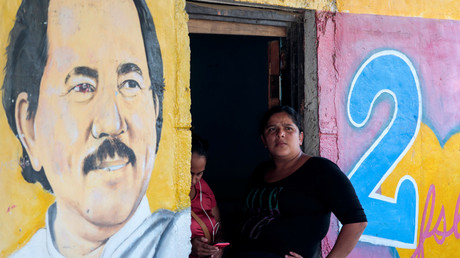 Une femme est assise à côté d'une image du président nicaraguayen Daniel Ortega à Catarina, Nicaragua, le 1er octobre 2020 (image d'illustration).