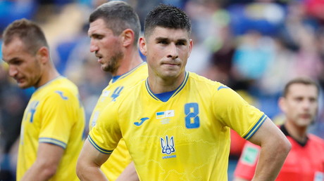 Le joueur de la sélection ukrainienne Ruslan Malinovskyi portant le maillot polémique lors d'un match amical contre Chypre à Kharkiv, le 7 juin 2021.