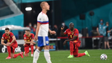 Euro de football : les Belges posent un genou à terre sous les sifflets, les Russes restent debout