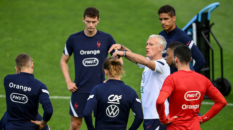 L'entraîneur de l'équipe de France de football Didier Deschamps s'entretient avec les joueurs français lors d'une séance d'entraînement à Clairefontaine, le 5 juin 2021.