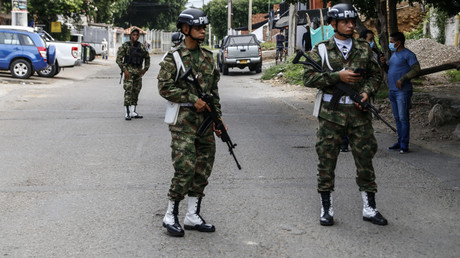 Soldats patrouillants à proximité de la caserne près de Cucuta où l'attentat a eu lieu.