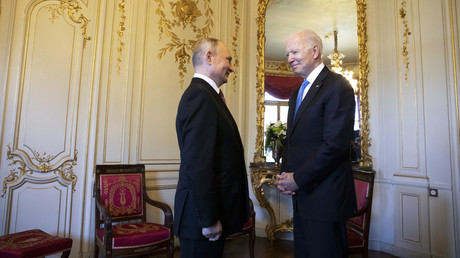 Le président américain Joe Biden s'entretient avec le président russe Vladimir Poutine avant le sommet américano-russe à la Villa La Grange, à Genève, le 16 juin 2021.