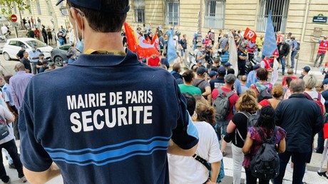 Paris : les futurs policiers municipaux manifestent à deux pas de l'Hôtel de ville