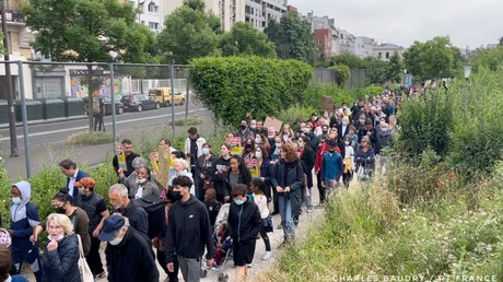 Une centaine de riverains du quartier Stalingrad à Paris ont manifesté le 23 juin autour du jardin d’Eole pour demander une prise en charge des toxicomanes.
