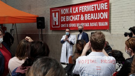 Le 29 mai 2021, le cardiologue Olivier Milleron s'adresse aux habitants et soignants pour dénoncer la fermeture planifiée des hôpitaux Beaujon et Bichat à Paris (image d'illustration).