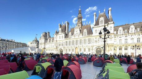 Plus de 200 tentes dressées devant l'Hôtel de ville de Paris pour réclamer des hébergements