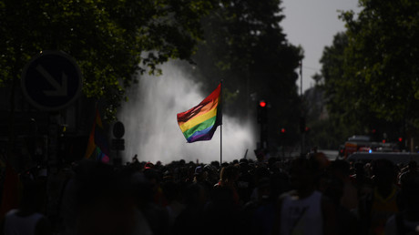 Un drapeau LGBT lors de la Marche des fiertés en 2019 à Paris (illustration).