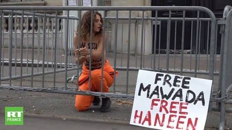 Des Femen se menottent devant l’ambassade d’Egypte à Paris