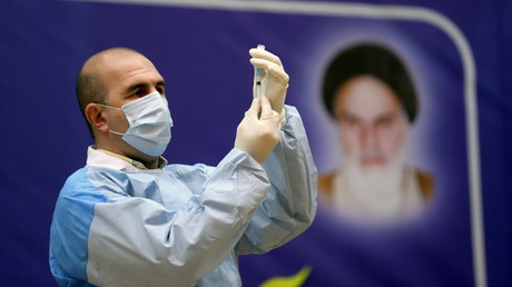 Un responsable de la santé iranien tient une seringue avec le vaccin russe Spoutnik V à Téhéran, le 9 février 2021 (image d'illustration).