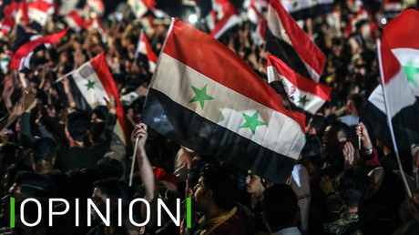 Des Syriens affichent leur drapeau dans les rues de Damas le 27 mai, au lendemain de l'élection présidentielle.