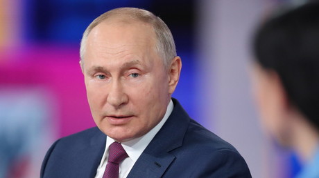 Poutine encourage les citoyens russes «à écouter les experts» et à se faire vacciner