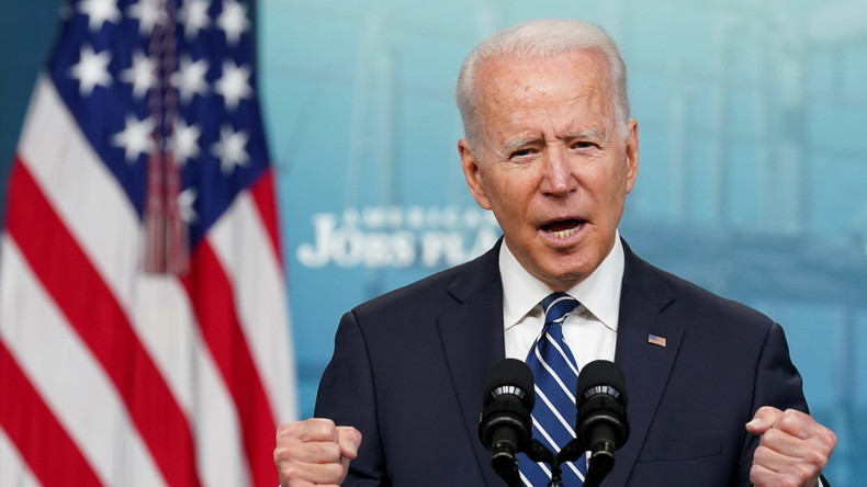 «Je veux parler de choses joyeuses mec !» : Biden balaie des questions sur l'Afghanistan