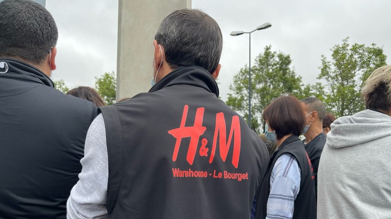 «On veut travailler» : des salariés protestent contre la fermeture d'un site du géant du textile H&M