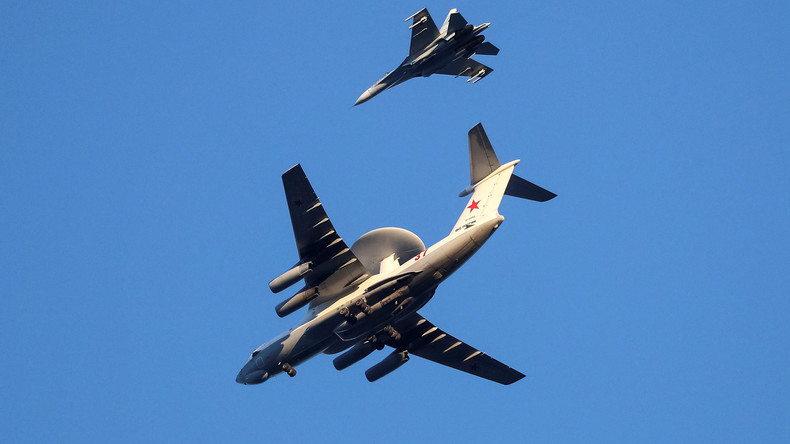 Un Su-27 russe escorte un avion de reconnaissance de l’armée française au-dessus de la mer Baltique