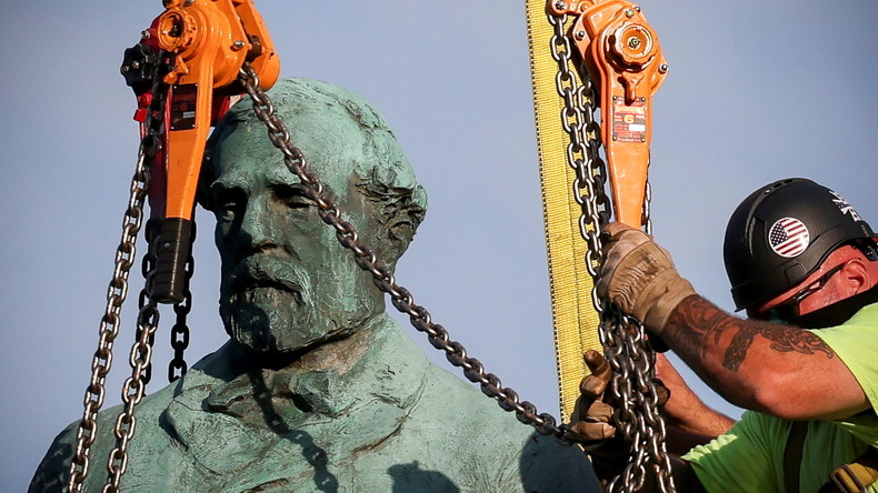 Quatre ans après les émeutes, Charlottesville retire les statues de deux généraux confédérés (VIDEO)