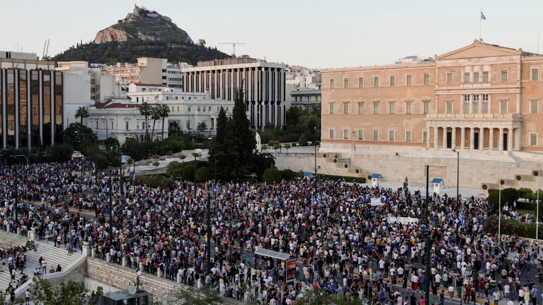 Grèce : des milliers de personnes manifestent à Athènes contre les récentes mesures sanitaires