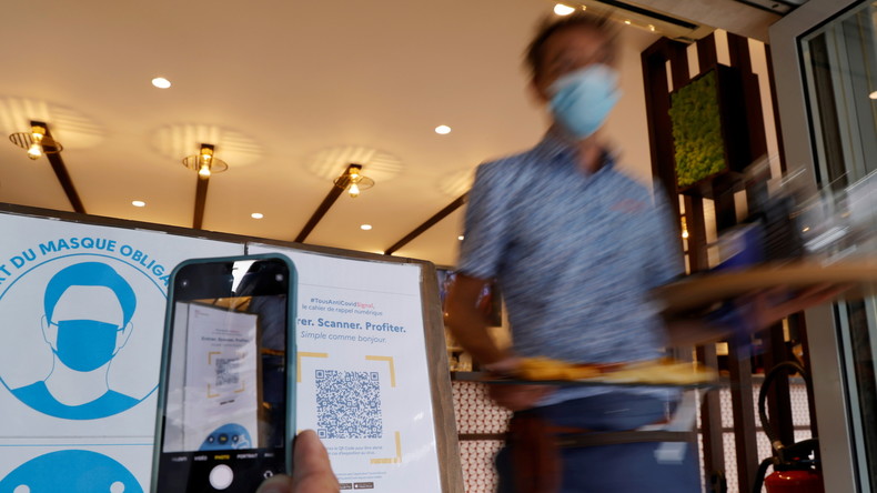 Marine Le Pen et Philippe de Villiers soutiennent la tribune de Bellamy contre le pass sanitaire