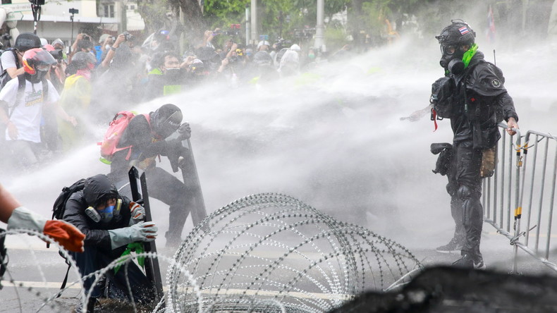 Thaïlande : la police disperse une manifestation contre la gestion de la crise du Covid à Bangkok